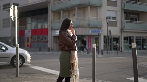 Uma Jovem Pensativa Rua Cidade Pensar 20S Adulto Menina Fica — Vídeo de Stock