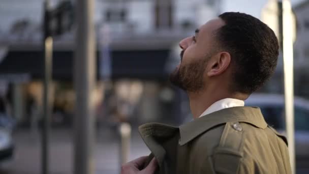 Hombre Feliz Oriente Medio Encuentra Entorno Urbano Mirando Cielo Sonriendo — Vídeo de stock