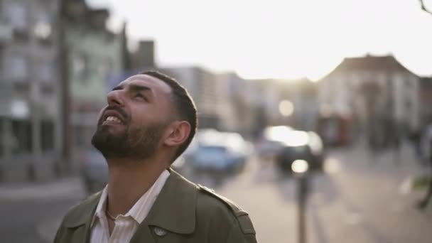 Κοντινό Πλάνο Ενός Νεαρού Μαροκινού Χαμογελώντας Καθώς Κοιτάζει Ψηλά Στον — Αρχείο Βίντεο