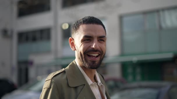 Ένας Νεαρός Άνδρας Από Μέση Ανατολή Στέκεται Στο Δρόμο Της — Αρχείο Βίντεο
