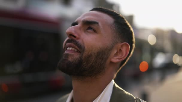 Γκρο Πλαν Πορτρέτο Ενός Ευτυχισμένου Ανθρώπου Της Μέσης Ανατολής Μια — Αρχείο Βίντεο