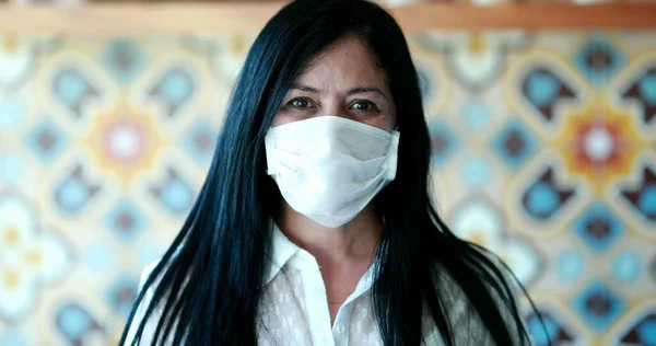 Mujer Hispana Con Máscara Facial Covid Retrato Persona Sudamericana Durante — Foto de Stock
