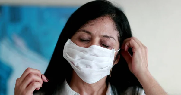 Wanita Yang Lebih Tua Menaruh Topeng Virus Pencegahan Potret Wanita — Stok Foto