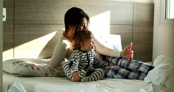 Candid Mother Baby Child Morning Bed Taking Selfie Cellphone — Foto de Stock
