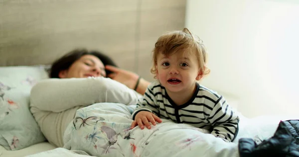 Sweet Baby Smiling Camera Morning Bed Mom — Stockfoto