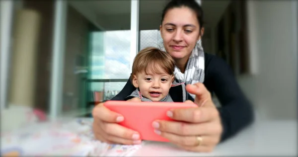Mother Toddler Child Looking Cellphone Screen — Foto de Stock