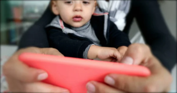 Мати Дитина Малюк Дивиться Екран Мобільного Телефону — стокове фото
