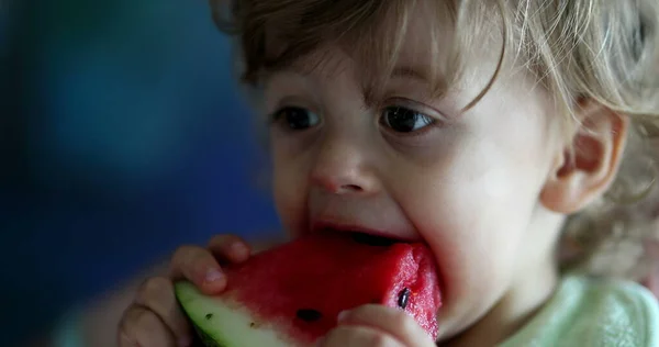 Bir Yaşındaki Çocuk Karpuz Meyvesi Yiyor — Stok fotoğraf