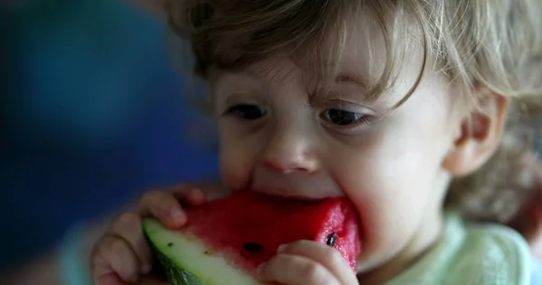 Bir Yaşındaki Çocuk Karpuz Meyvesi Yiyor — Stok fotoğraf