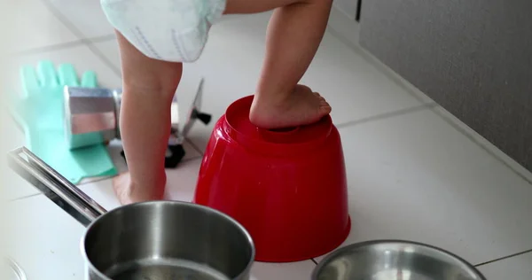 Немовля Кухні Грає Хлопчик Малюк Стоїть Відро — стокове фото