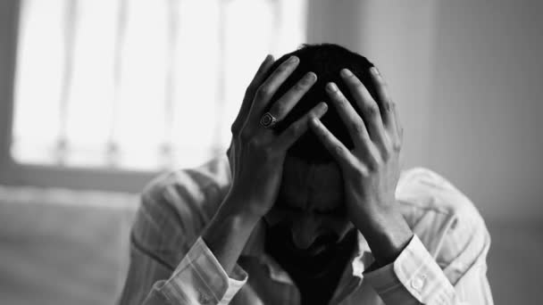 Homem Sofrendo Doença Mental Arrependimento Casa Close Rosto Uma Pessoa — Vídeo de Stock