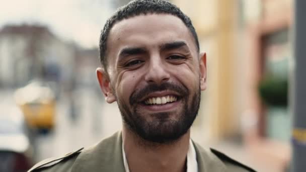 Πορτρέτο Ενός Χαρούμενου Νεαρού Από Μέση Ανατολή Κοντινή Απόσταση Πόδια — Αρχείο Βίντεο