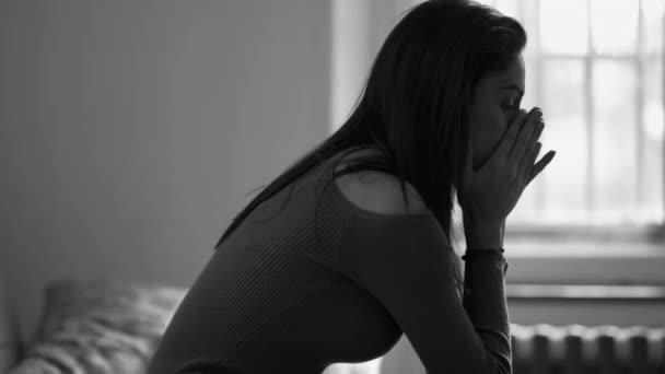 精神疾患を患っている劇的な絶望的な若い女性モノクロームの黒と白の家で — ストック動画