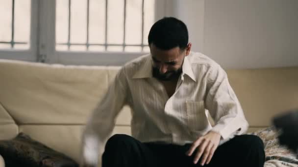 Homem Perturbado Que Sofre Pressão Emocional Mental Violento Bate Sofá — Vídeo de Stock