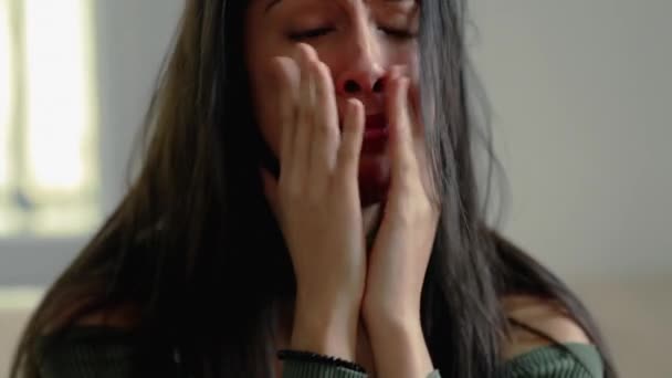 Ten Film Zmartwiona Młoda Kobieta Zmaga Się Przytłaczającymi Emocjami — Wideo stockowe