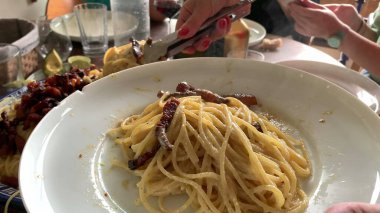 Kapalı tabakta öğle yemeği servis ediliyor.