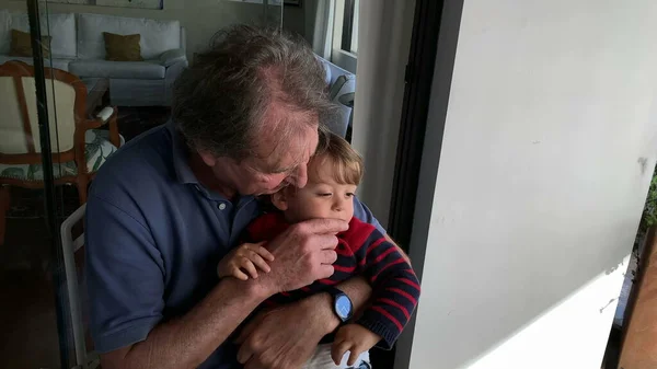 Avô Abraçando Bebê Criança Neto Amor Familiar Carinho Abraçar — Fotografia de Stock