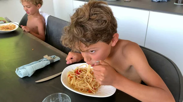 Çocuk Öğle Yemeğinde Makarna Yiyor Üstsüz Çocuk Spagetti Yiyor — Stok fotoğraf