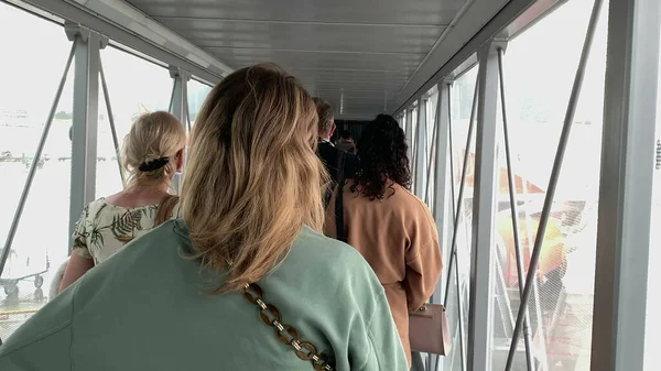 Arrière Des Personnes Debout Pont Réaction Attendant Monter Bord Avion — Photo