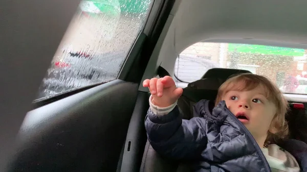Маленький Хлопчик Чекає Сидіння Всередині Машини Бажаючи Вийти — стокове фото