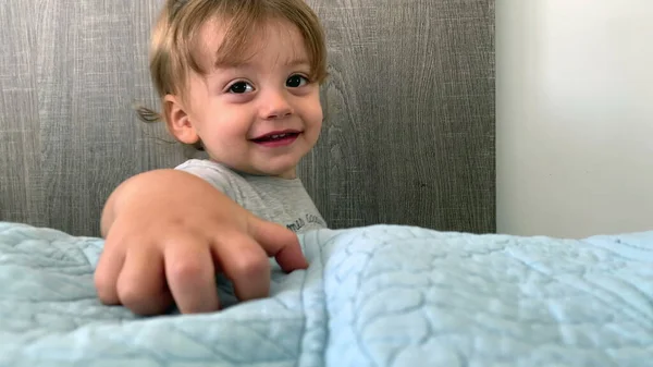 Bonito Adorável Bebê Criança Menino Retrato Sorrindo Para Câmera — Fotografia de Stock