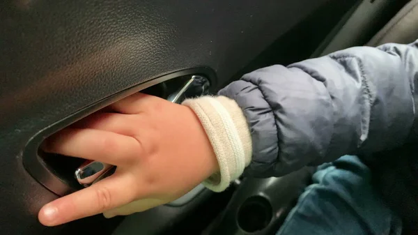 Dziecko Niezdolne Otwarcia Uchwytu Samochodu Względu Zapobieganie Zablokowaniu — Zdjęcie stockowe