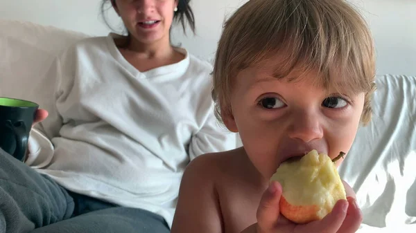 열매를 입먹은 귀여운 어린이는 건강에 간식을 먹는다 — 스톡 사진
