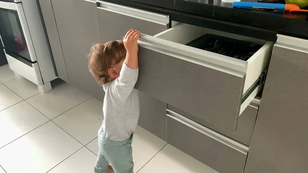Дитячий Малюк Відкриває Кухонні Шафи Немовля Пальцях Ніг Досягає Єктів — стокове фото