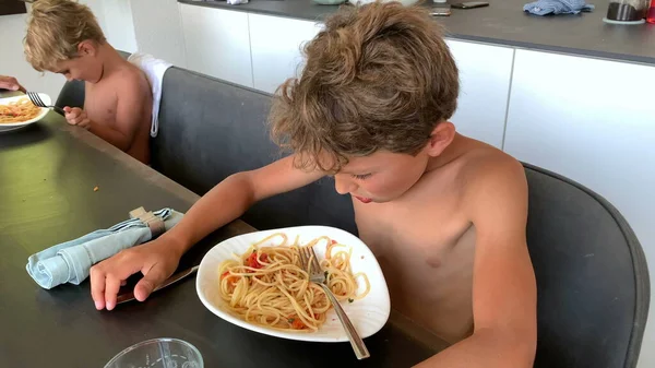 Kind Isst Pasta Zum Mittagessen Kind Ohne Hemd Isst Spaghetti — Stockfoto