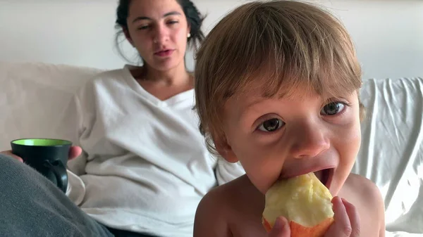 りんごの実を一口飲んでかわいい赤ちゃん 幼児は健康的なスナックを食べる — ストック写真