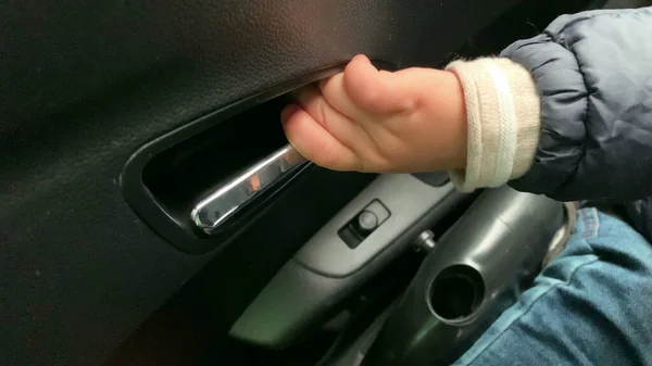 ロック安全防止のため車のハンドルが開けられない子供 — ストック写真