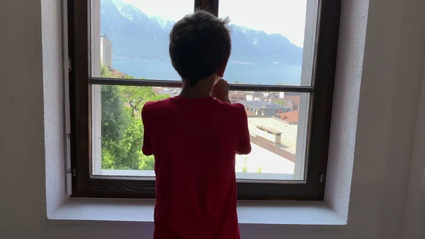 Закрытие Окна Мальчик Закрывает Окно Дома — стоковое фото