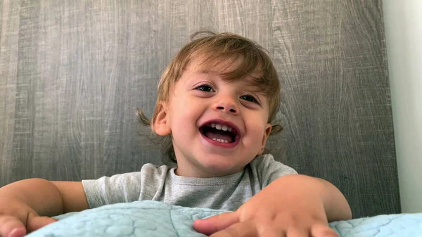 可爱可爱的幼儿男孩肖像画在相机前微笑 — 图库照片
