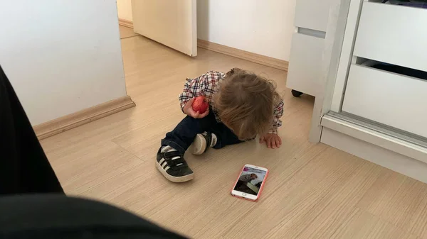 Младенец Сидящий Полу Указывающий Рукой Мобильный Телефон — стоковое фото