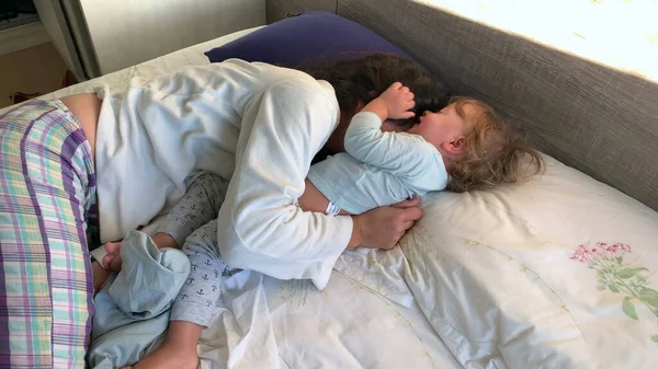 Hiteles Anya Csecsemőgyermek Együtt Ágyban Ölelkezve — Stock Fotó
