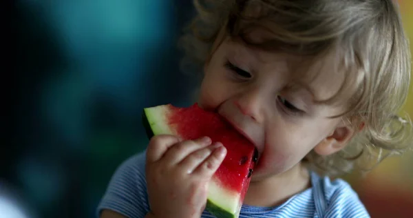 Småbarn Äter Vattenmelonfrukt Barn Som Tar Bit Vattenmelon — Stockfoto
