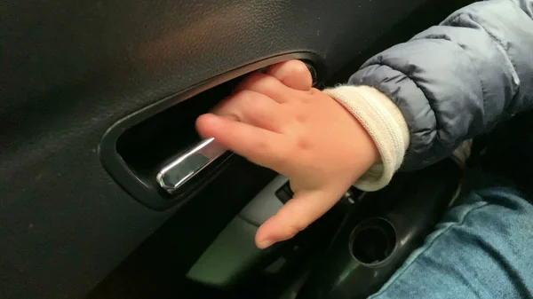 Dziecko Niezdolne Otwarcia Uchwytu Samochodu Względu Zapobieganie Zablokowaniu — Zdjęcie stockowe