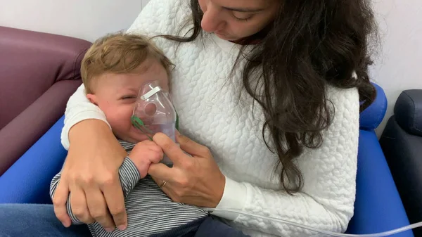 아파서 갓난아기에게 호흡기를 들이마시게 어머니 — 스톡 사진