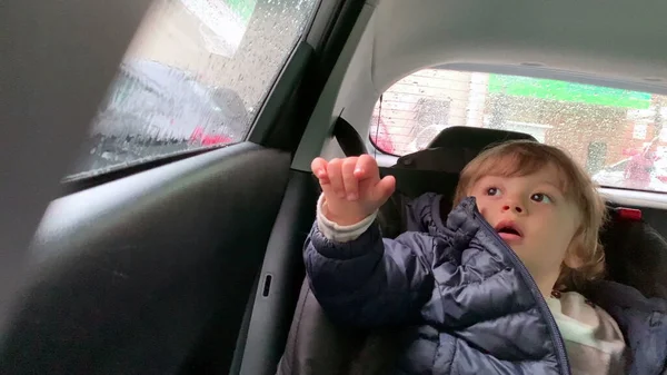 Kleiner Junge Wartet Autositz Auto Und Raus — Stockfoto