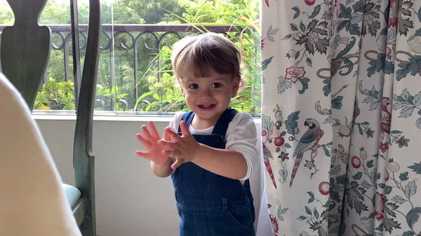 Adorable Bébé Applaudissements Des Mains Heureux Tout Petit Applaudissements Excités — Photo