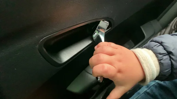 Bebê Incapaz Abrir Maçaneta Porta Carro Por Causa Fechadura Criança — Fotografia de Stock