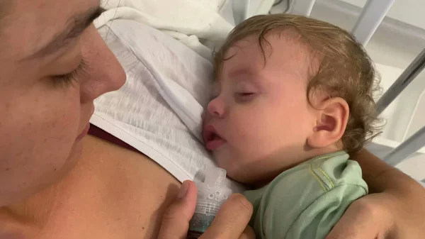 呼吸器系の問題を持つ赤ちゃんの幼児の男の子に吸入器を与える母親 — ストック写真