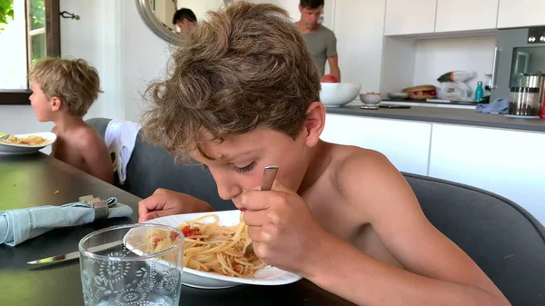 Niño Comiendo Pasta Para Almuerzo Niño Sin Camisa Come Espaguetis — Foto de Stock