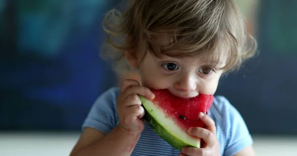 Küçük Çocuk Karpuz Yiyor Atıştırmalık Meyve Yiyor — Stok fotoğraf