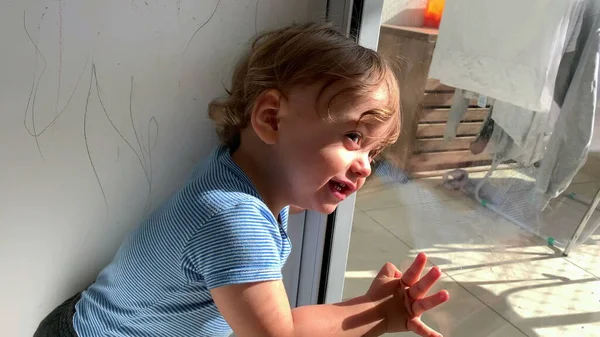 Дитячий Малюк Спирається Вікно Бажаючи Вийти Вулицю Дитина Хоче Вийти — стокове фото