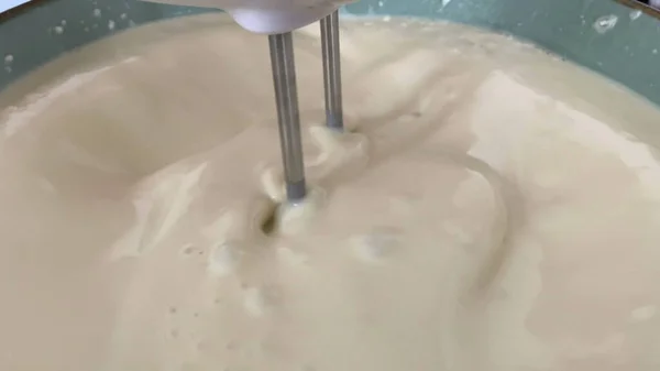 搅拌机搅拌奶油 电动搅拌机搅拌面团 — 图库照片
