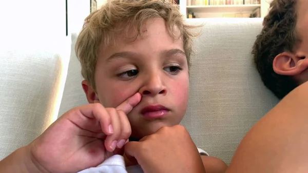 Kleiner Junge Kratzt Nase Mit Finger — Stockfoto