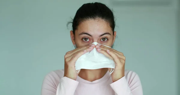 Woman Putting Face Mask Protect Virus — Stockfoto