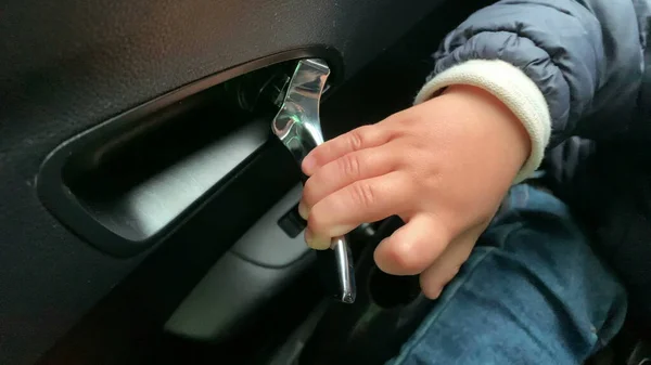 ロック安全防止のため車のハンドルが開けられない子供 — ストック写真