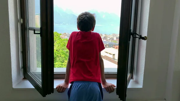 Παιδί Στέκεται Δίπλα Στο Παράθυρο Και Κοιτάει Έξω Αγόρι Κοιτάζει — Φωτογραφία Αρχείου